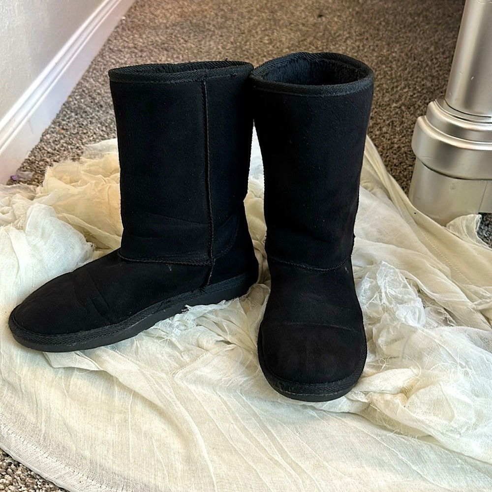 black, fur Arizona boots